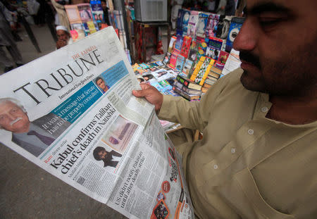 A man reads a newspaper containing news about Afghan Taliban leader Mullah Akhtar Mansour at a stall in Peshawar, Pakistan, May 23, 2016. REUTERS/Fayaz Aziz