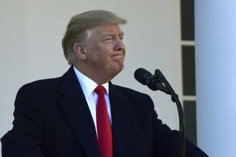 2019年1月25日，美國總統川普在白宮玫瑰花園發表談話，宣布政府關門鬧劇落幕（AP）