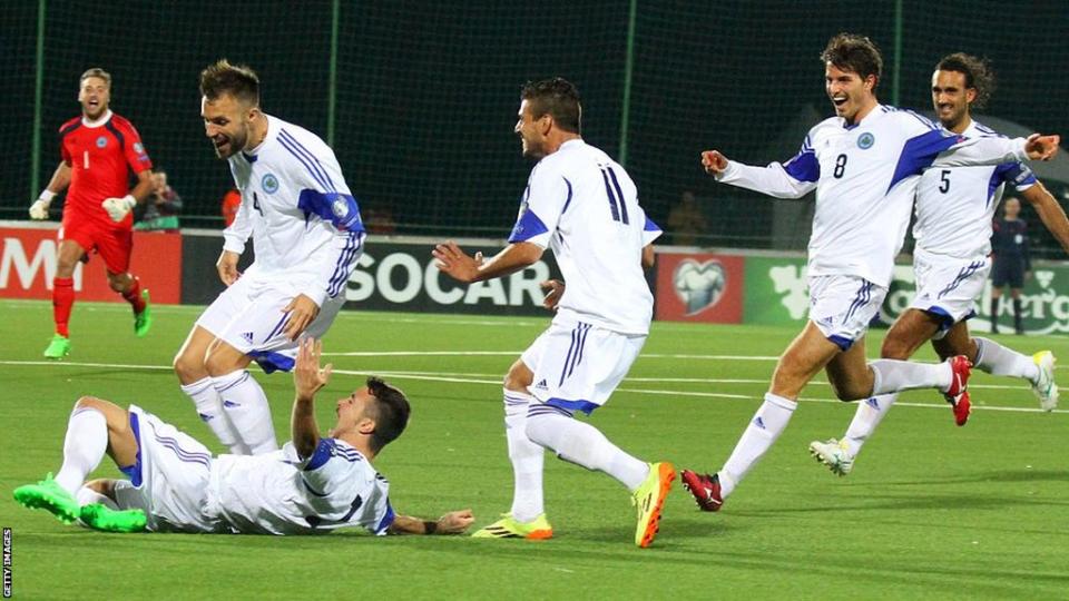 Matteo Vitaioli festeggia il gol di San Marino contro la Lituania nelle qualificazioni a Euro 2016 nel settembre 2015