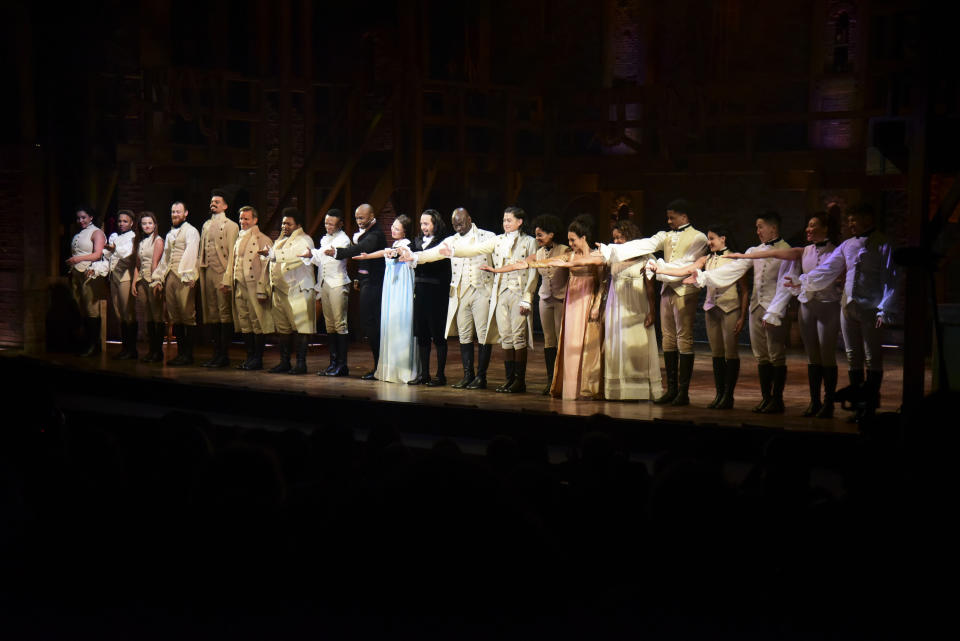 El elenco del premiado musical de Broadway "Hamilton", incluyendo a Lin-Manuel Miranda, compositor y autor, recibe una ovación de pie tras la primera presentación de la obra en el Centro de Bellas Artes de Santurce, en San Juan, Puerto Rico, el viernes 11 de enero de 2019. (AP Foto/Carlos Giusti)