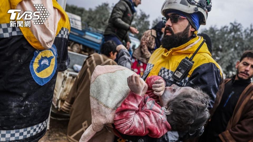 各國救援隊紛紛前往地震現場援助。（圖／達志影像美聯社）