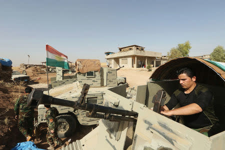 Peshmerga forces gather on the outskirts of Mosul during preparations to attack Mosul, Iraq, October 15, 2016. REUTERS/Ari Jalal