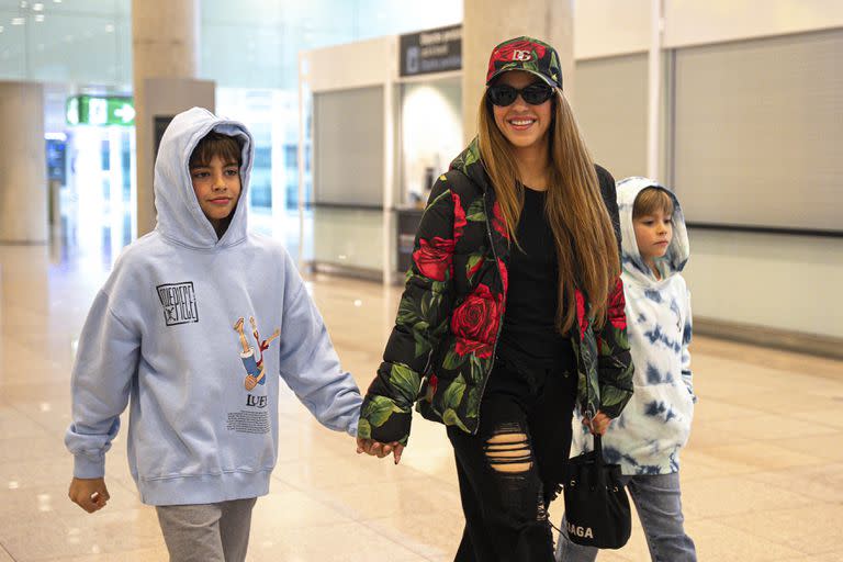 Shakira en el aeropuerto de Barcelona con sus hijos