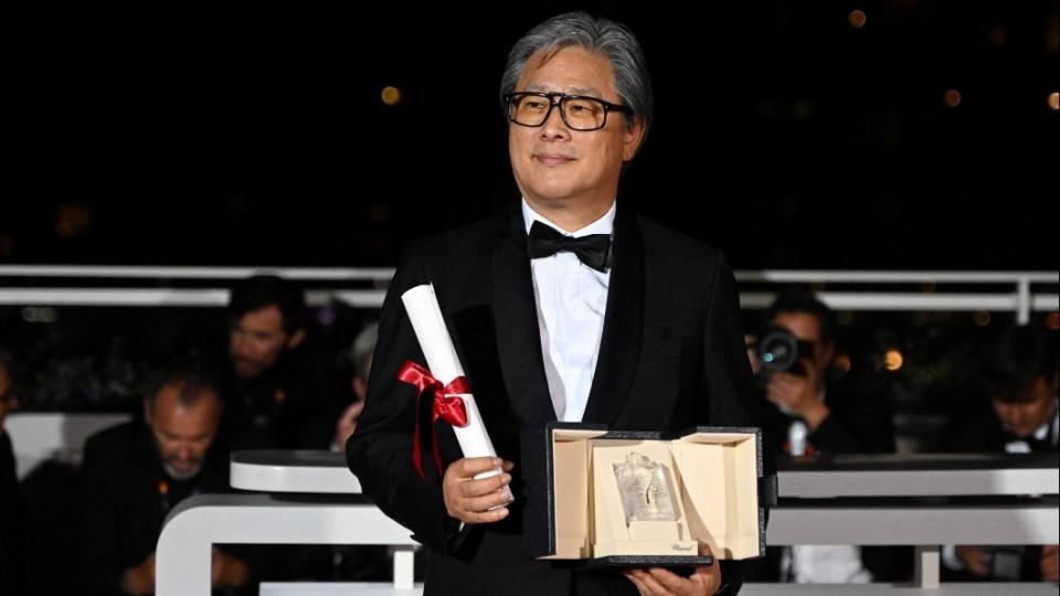 韓國導演朴贊郁以《分手的決心》獲最佳導演獎。（圖／翻攝自推特）