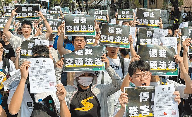 「行人零死亡推動聯盟」等路權團體23日在立法院外舉辦「抗議道交條例惡法」集會遊行活動，出席民眾高舉「還我交通法治」等標語，抗議政府放寬10項交通微罪不記點與不得檢舉措施。（姚志平攝）