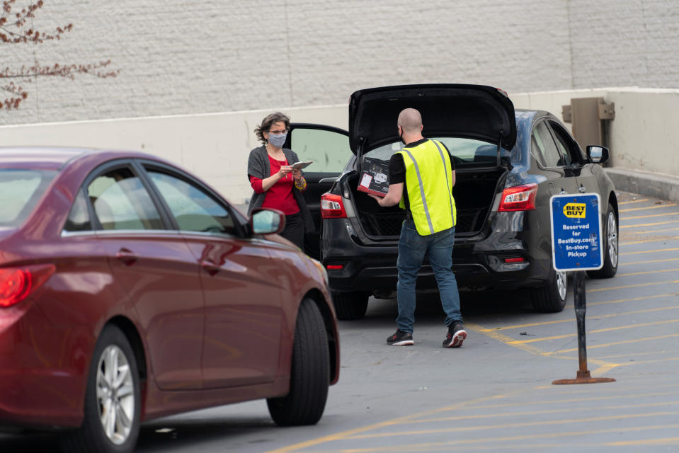 An employee of Best Buy delivers products to a shopper, as customers pick up goods from retailers offering curbside pick up as the coronavirus disease (COVID-19) restrictions ease in Syracuse, New York, U.S., May 15, 2020. REUTERS/Zachary Krahmer