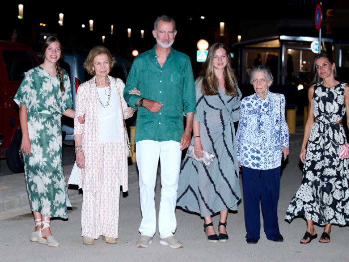 Felipe VI, doña Sofía, doña Letizia, doña Irene, princesa Leonor e infanta Sofía 