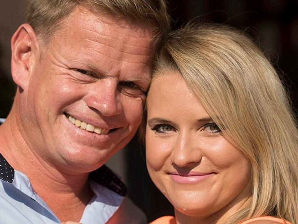 Farmer Jörn und seine Oliwia zeigen in "Nachwuchs auf den Höfen" ihren neugeborenen Sohn. (Bild: RTL/Andreas Friese)