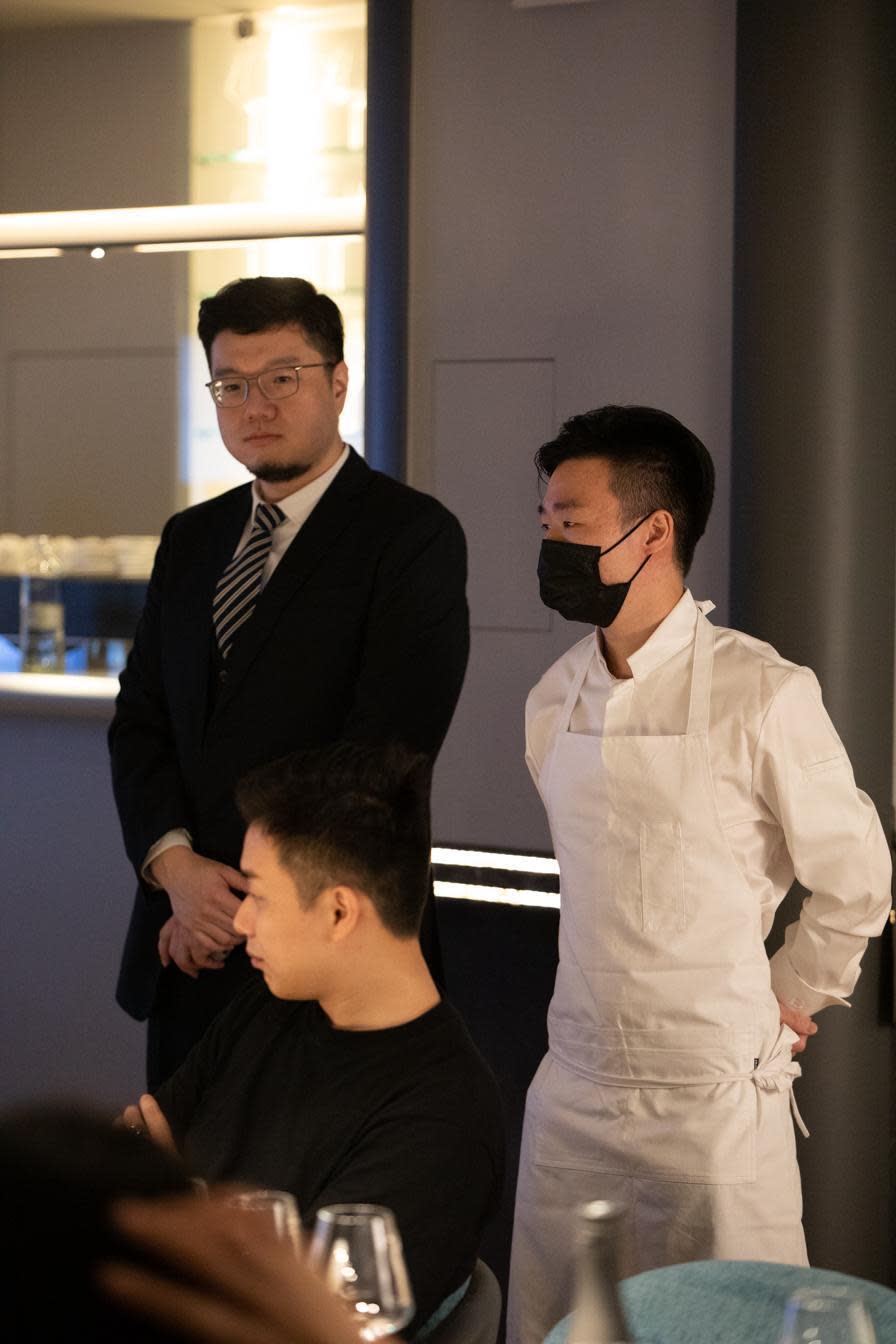 米其林一星餐廳De Nuit新任主廚古俊基（Kei Koo）（右）以味覺印象強烈的法菜挑戰IWA 5的搭配實力。（樂活酒窖提供）
