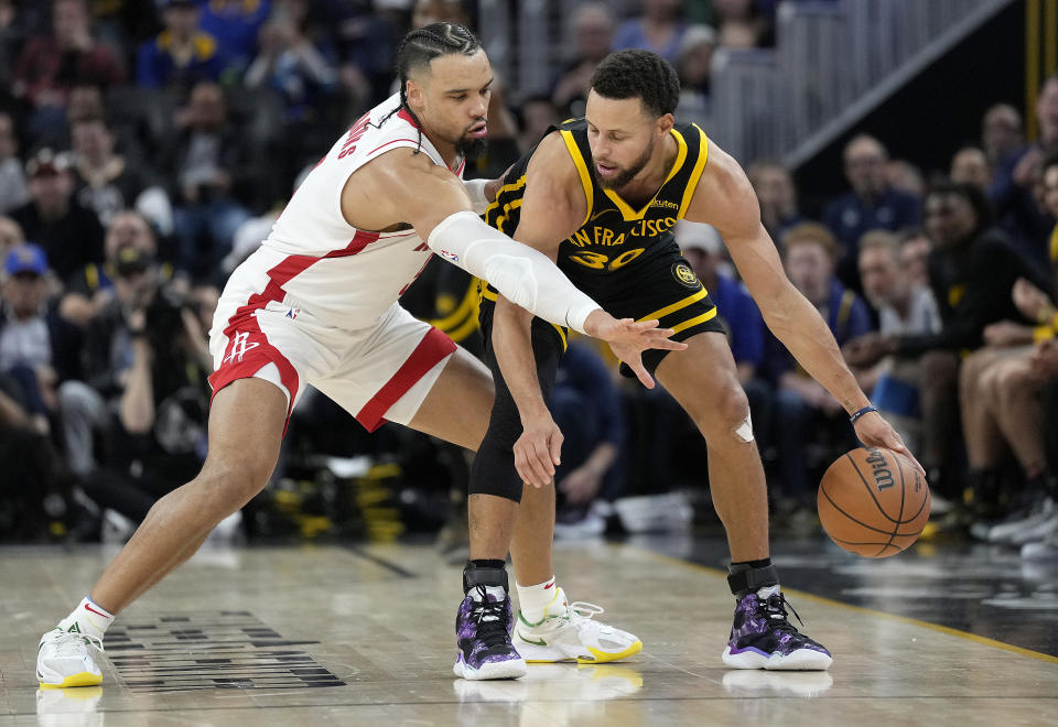 SAN FRANCISCO, KALIFORNIEN – 20. NOVEMBER: Stephen Curry #30 der Golden State Warriors dribbelt den Ball, während er von Dillon Brooks #9 der Houston Rockets während des vierten Viertels eines NBA-Basketballspiels im Chase Center am 20. November 2023 in San bewacht wird Francisco, Kalifornien.  HINWEIS FÜR DEN BENUTZER: Der Benutzer erkennt ausdrücklich an und stimmt zu, dass er durch das Herunterladen und/oder Verwenden dieses Fotos den Bedingungen der Getty Images-Lizenzvereinbarung zustimmt.  (Foto von Thearon W. Henderson/Getty Images)