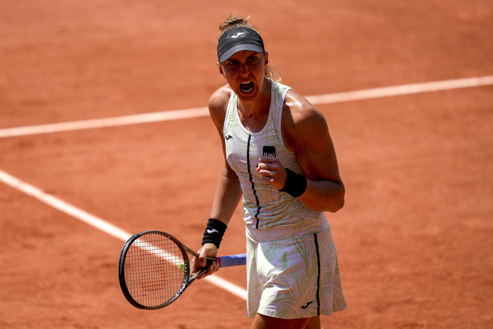 La brasileña Beatriz Haddad Maia celebra tras ganar un match point ante la tunesina Ons Jabeur en el encuentro de cuartos de final del Abierto de Francia el miércoles 7 de junio del 2023. (AP Foto/Thibault Camus)