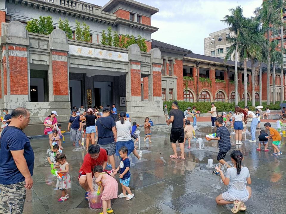 竹市府州廳廣場29日開放戲水，假日4小時不間斷。（圖：市府提供）