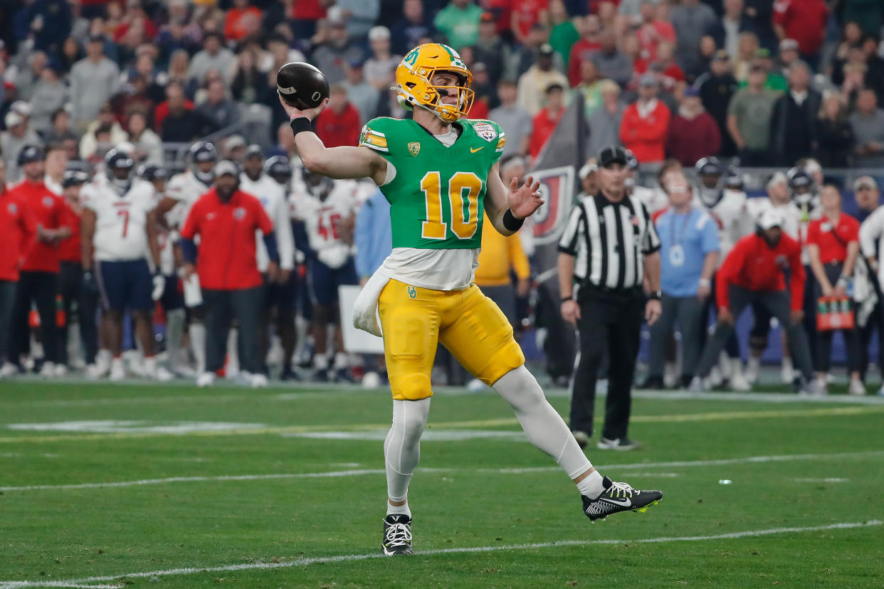 GLENDALE, AZ - JANUARY 01:  Oregon Ducks quarterback Bo Nix (10) throws a touchdown pass during the Vrbo Fiesta Bowl college football game between the Liberty Flames and the Oregon Ducks on January 1, 2024 at State Farm Stadium in Glendale, Arizona. (Photo by Kevin Abele/Icon Sportswire via Getty Images)