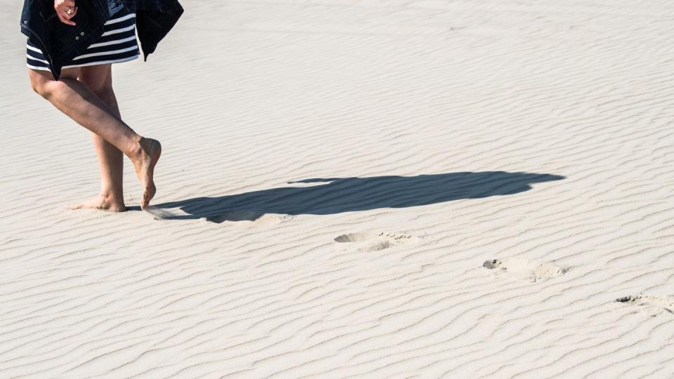 Ein Spaziergang ohne Schuhe stärkt die Muskeln in den Füßen. Foto: Lino Mirgeler/Symbolbild