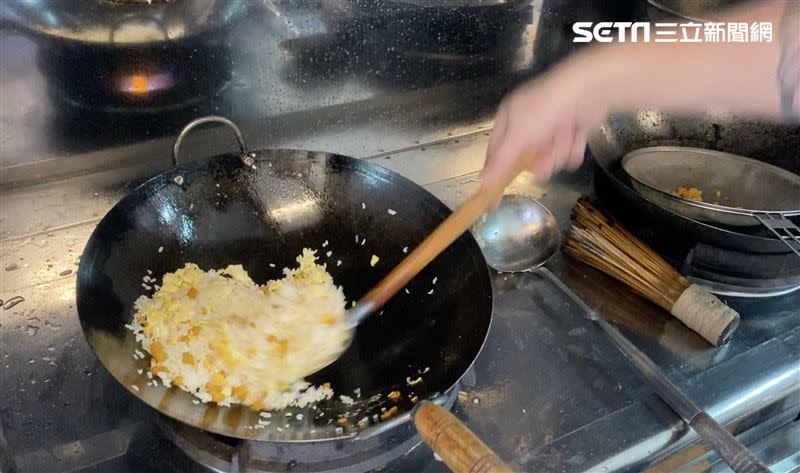 烏魚子炒飯隨著鍋鏟的節奏，就像在鐵鍋中跳舞。（圖／記者羅欣怡攝影）