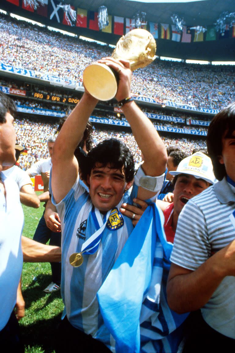 Diego Maradona, con la Copa del Mundo, estadio Azteca, México 1986