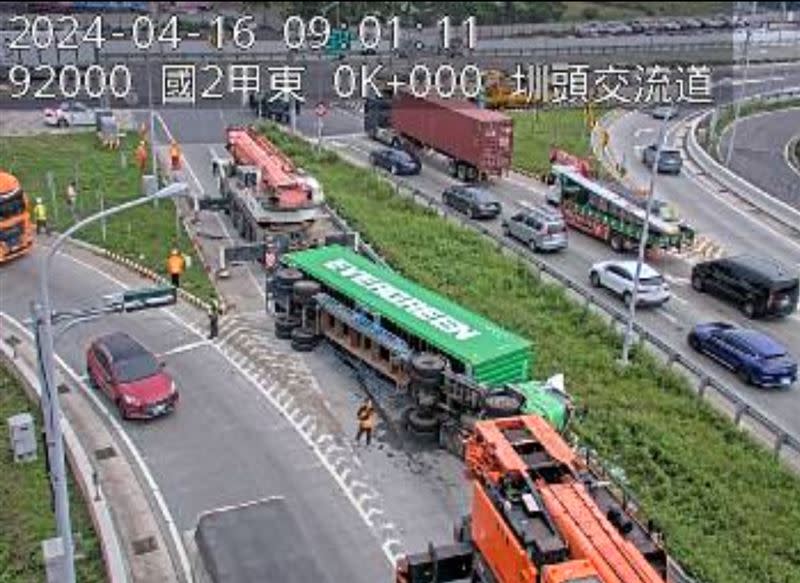 長榮貨櫃車在國道2圳頭交流道翻覆，目前事故仍未排除。（圖／翻攝自國道1968）