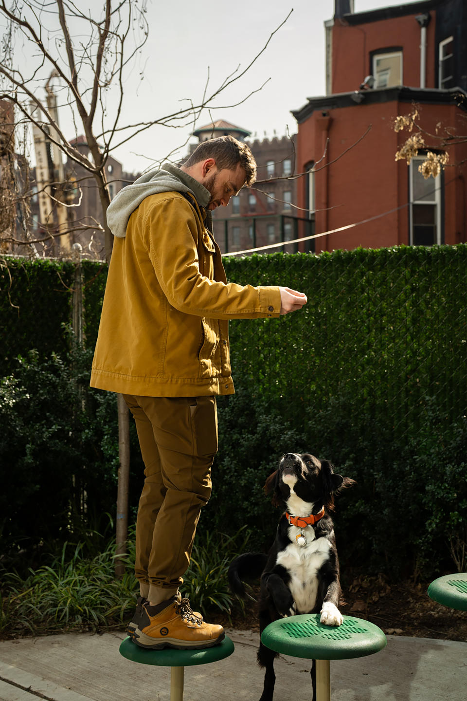 Anatoliy Zaslavskiy con su perro, Promise, en Nueva York, el 12 de febrero de 2024. (Maansi Srivastava/The New York Times)
