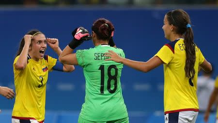 2016 Rio Olympics - Soccer - Preliminary - Women's First Round - Group G Colombia v USA - Amazonia Stadium - Manaus, Brazil - 09/08/2016. Natalia Gaitan (COL) of Colombia, Sandra Sepulveda (COL) of Colombia and Isabella Echeverri (COL) of Colombia react at the end of the match. REUTERS/Bruno Kelly