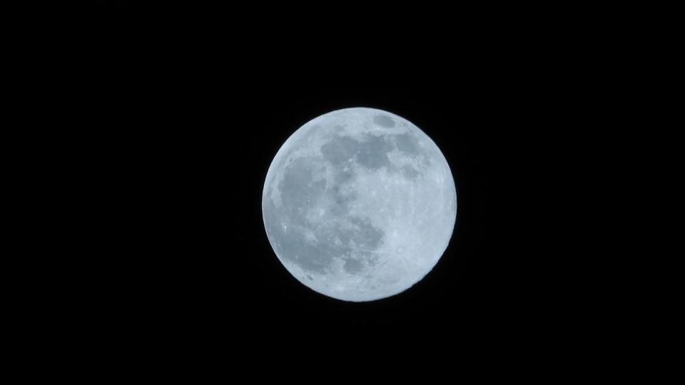 Vollmond am schwarzen Nachthimmel