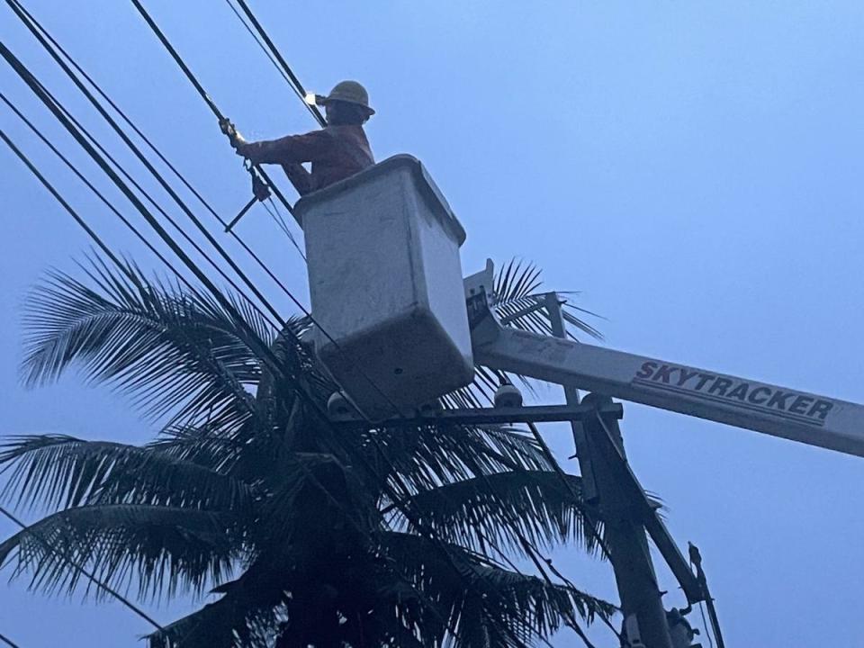 台電高雄區處線路課人員現場進行礙子更換及導線接續工作。   圖：台電高雄區處提供