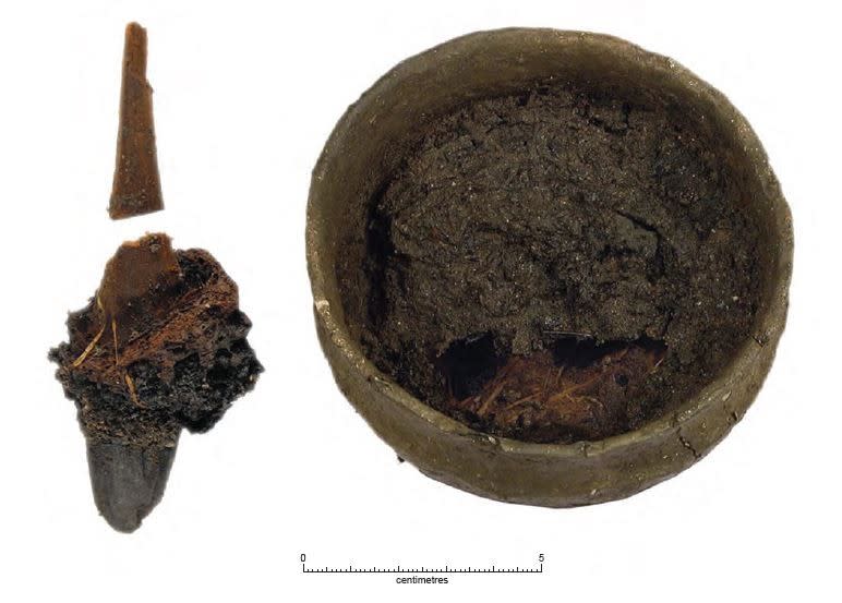 英國劍橋郡「慕斯特農場」出土一碗只吃了幾口的粥，出土當時碗裡還有一把木匙（左）。翻攝Cambridge Archaeological Unit