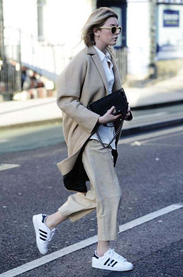 Un manteau large et un pantalon droit pour un style basique. 