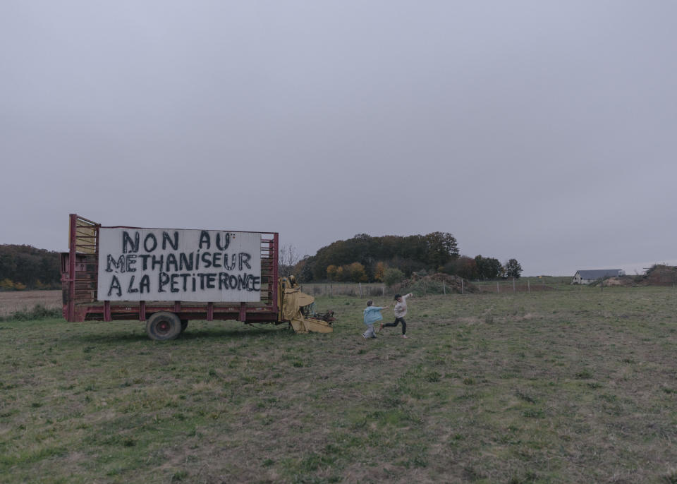 Magalie Pasquet, quien dirige una asociación local opuesta a la energía eólica llamada Aire 45, en Griselles, Francia, el 2 de noviembre de 2021.(Andrea Mantovani/The New York Times)
