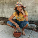 Sara Escudero, la mujer que está detrás de Collage Vintage, nos sorprendió con un original look veraniego el pasado 29 de julio. ¿'Bucket hat' liso o estampado? Esa es la cuestión. (Foto: Instagram / <a href="https://www.instagram.com/p/CDPWaECjhVw/" rel="nofollow noopener" target="_blank" data-ylk="slk:@collagevintage;elm:context_link;itc:0;sec:content-canvas" class="link ">@collagevintage</a>)