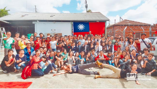 澳洲近年來是台灣青年出國打工度假的首選，圖為國際傑人會澳洲總會主辦、僑委會贊助的打工度假背包客春節聯歡大會，200多名台青歡聚一堂。（雪梨華僑文教服務中心提供）