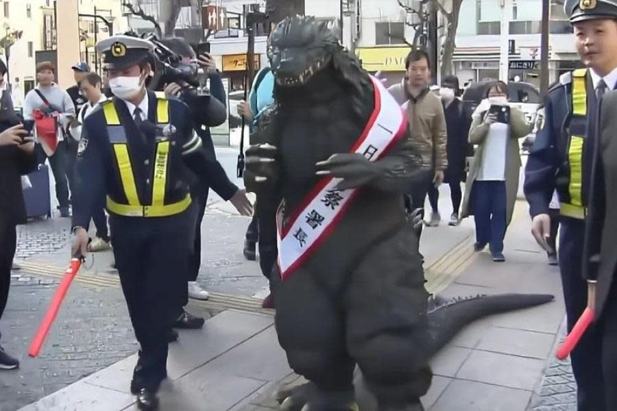 Nombran a Godzilla jefe de la policía por un día en Japón