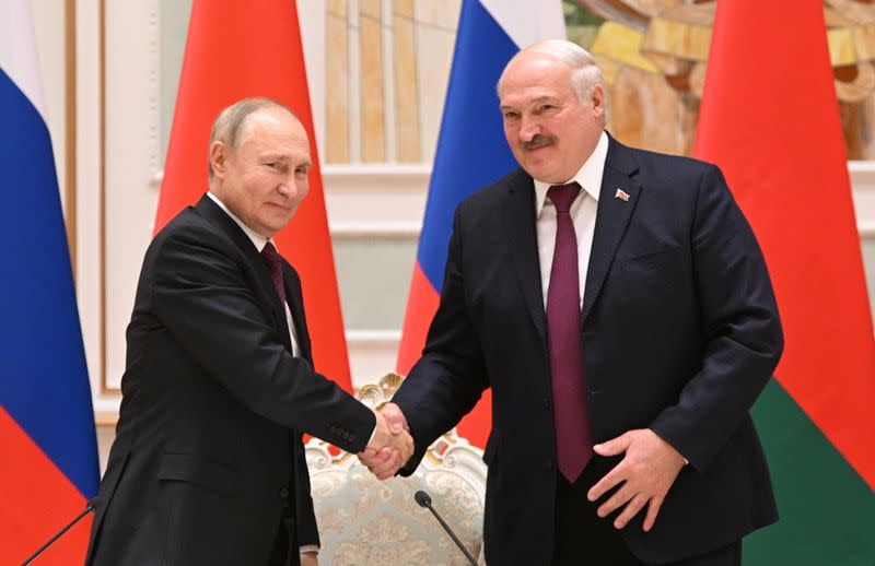 FOTO DE ARCHIVO. El presidente ruso, Vladímir Putin, estrecha la mano del presidente bielorruso, Alexandr Lukashenko, durante una rueda de prensa tras su reunión en Minsk, Bielorrusia