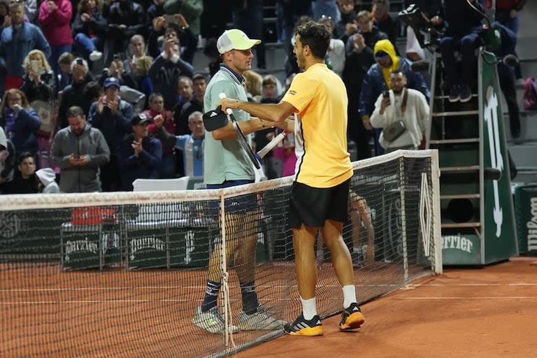 El saludo entre Francisco Cerúndolo y el estadounidense Tommy Paul tras la victoria del argentino en cuatro sets, por los dieciseisavos de final de Roland Garros