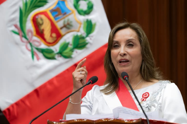 La presidenta peruana Dina Boluarte pronuncia su discurso a la nación en el Día de la Independencia en el Congreso Nacional en Lima el 28 de julio de 2024 (Cris BOURONCLE)