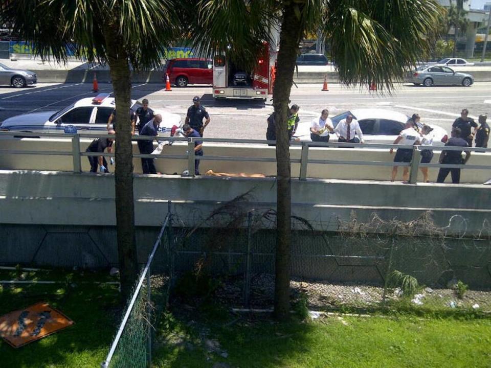 
Esta fue la escena en el Viaducto MacArthur. que conecta el downtown de Miami con Watson Island y Miami Beach, el sábado 26 de mayo, después que un agresor llamado Rudy Eugene golpeó y arrancó a dentelladas la cara del indigente Ronald Poppo. Christian Alvarez, archivo del Miami Herald.
