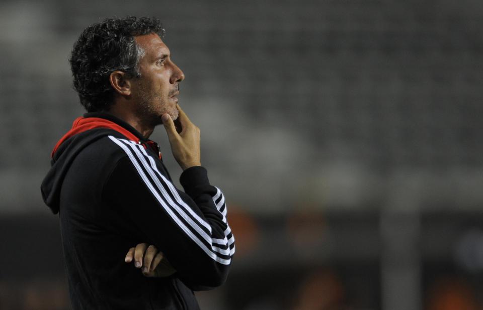 Diego Cagna cuando dirigía a Estudiantes de La Plata. (Foto: Jorge Blanco / LatinContent / Getty Images).