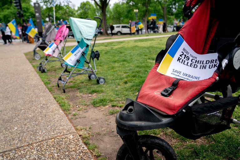 Cochecitos con carteles que muestran el número de niños muertos durante la invasión rusa de Ucrania, durante una manifestación en el National Mall en Washington, DC, el 1 de mayo de 2022.