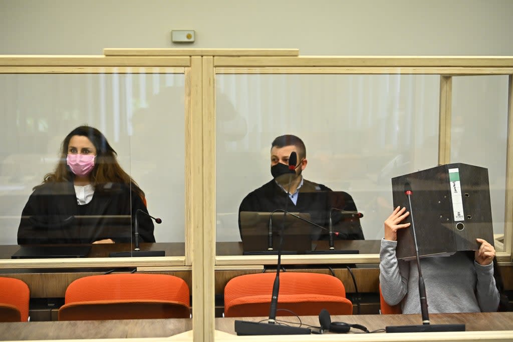 Jennifer W (right) arrives in a Munich court with her lawyers Sera Basay-Yildiz (left) and Ali Aydin (Getty)