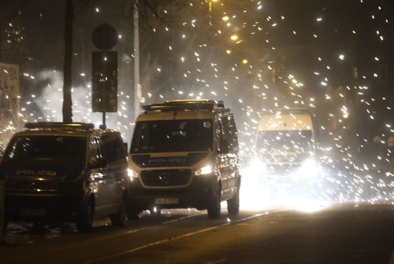 Pyrotechnics are set off on Eisenbahnstrasse in the east of the city. Sebastian Willnow/dpa