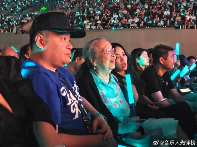 88歲李明啟到場力挺蘇有朋北京演唱會。（圖/翻攝自音樂人先鋒榜微博）