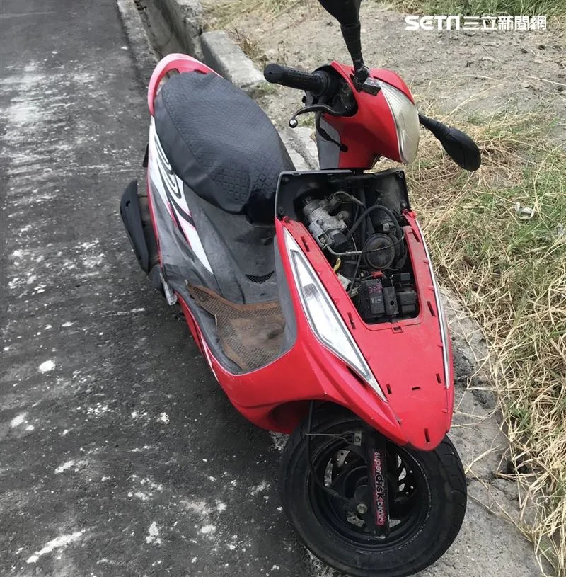 機車車頭毀損，肇事的床墊躺在馬路上。（圖／民眾提供）