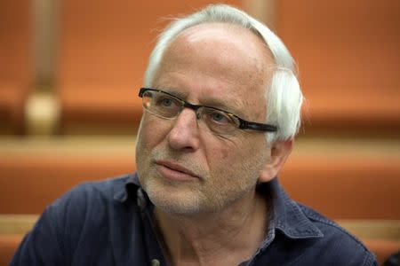 Israeli journalist Yigal Sarna is seen before the arrival of Israeli Prime Minister Benjamin Netanyahu and his wife Sara (not seen) to testify in a libel lawsuit they filed against Sarna, at the Magistrate Court in Tel Aviv, Israel March 14, 2017. REUTERS/Heidi Levine/Pool