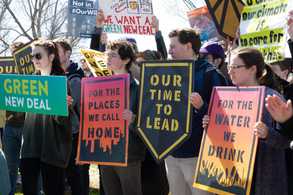 Sunrise Movement activists protest the Green New Deal.&nbsp; (Photo: NurPhoto via Getty Images)