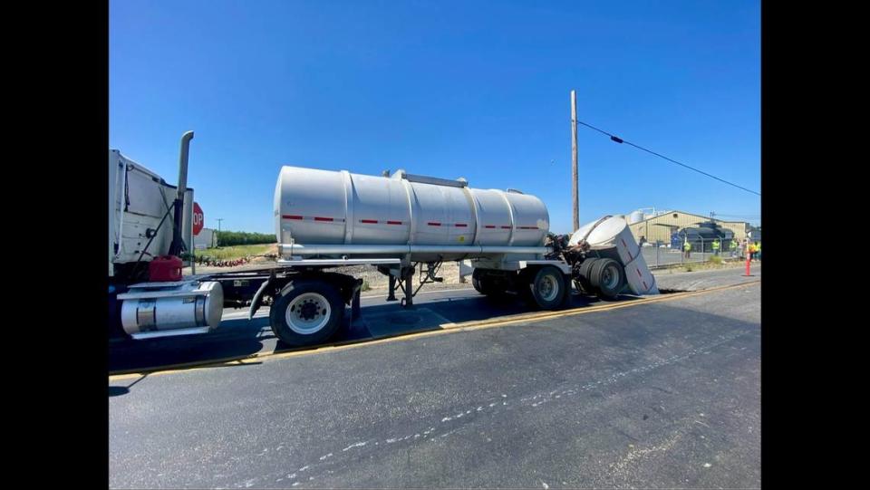 Un tráiler tirado por un camión cayó en un socavón alrededor de las 10:25 a.m. del lunes 10 de junio de 2024, en Madera, según la Patrulla de Carreteras de California.