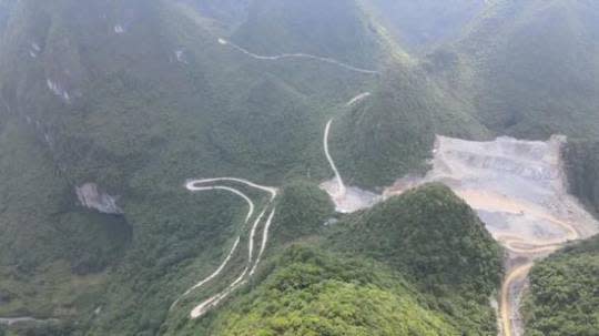 建商違法在廣西國家地質公園內開發，一處山坡地遭整個剷平。   圖 : 翻攝自騰訊網