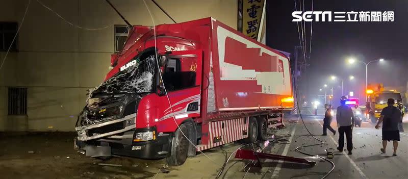 台南善化凌晨傳出貨櫃車撞擊電桿與民宅的事故。（圖／翻攝畫面）