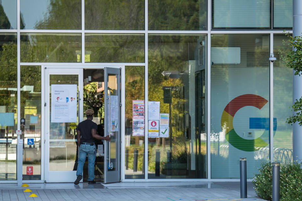 Même résultat pour Google. En revanche, impossible de célébrer ces bons chiffres au bureau : le géant du numérique vient de <a href="https://www.lesechos.fr/tech-medias/hightech/google-generalise-le-teletravail-jusqua-lete-2021-1226654" rel="nofollow noopener" target="_blank" data-ylk="slk:généraliser le télétravail jusqu'à l'été 2021;elm:context_link;itc:0;sec:content-canvas" class="link ">généraliser le <strong>télétravail jusqu'à l'été 2021</strong></a>.