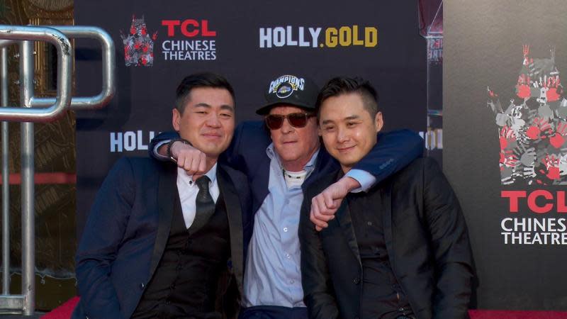 《追殺比爾》主角Michael Madsen（中）舉辦蓋手印儀式，吳阮弘（左）、邱垂鋒（右）身為主辦方代表出席。（HollyGold提供）