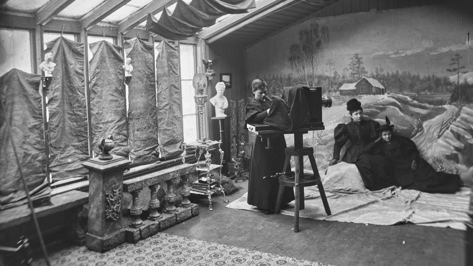 Høeg operating the camera and Berg photographing the scene in the couple's atelier in Horten. - Preus Museum--Norwegian Museum of Photography