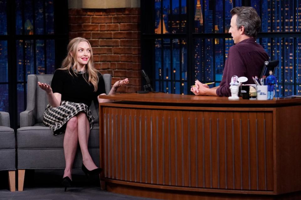 Amanda Seyfried Stuns In Timeless Pumps On ‘late Night With Seth Meyers 5051